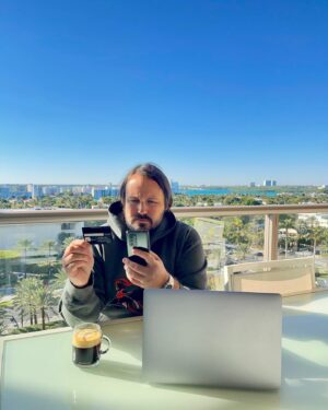 Pavel Hoodyakov Instagram - Помню, как еще в детстве видел красивую рекламу Visa в американских журналах, аккуратно вырезал карту ножницами, наклеивал на картонку и играл с ней, в то время, как мои сверстники рисовали игрушечные купюры синей ручкой на бумаге в клетку. Спустя 30 лет я пользуюсь Visa практически каждый день. Контролировать расходы на рабочие процессы очень помогает бизнес-карта Visa. В любой момент можно посмотреть четкую и подробную детализацию.

Сейчас по бизнес-карте всем держателям доступны выгодные предложения, например, на бухгалтерские услуги или на таргетированную рекламу Вконтакте. Советую присмотреться. Ссылку оставляю в шапке профиля на неделю. 

 
#Visa
@visarussia