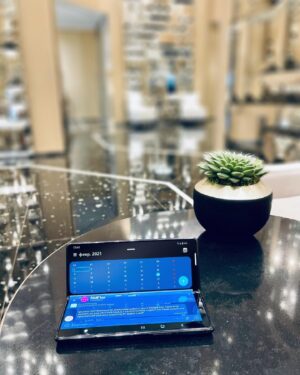 Pavel Hoodyakov Instagram - Этому Galaxy Z Fold2 нет равных. Я так привык одновременно работать в двух приложениях, что не понимаю, как я раньше жил без этой функции. Youtube и заметки, чат в TG и калькулятор, календарь и приложение по покупке билетов. Можно совмещать, как хочешь. Это действительно мегаудобно!!! 

#Раскройся с #GalaxyZFold2