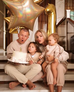 Pavel Kuryanov Instagram - Нам сегодня 1 годик ❤️

Год пролетел как неделя, вроде я только-только взяла на руки эту маленькую папину копию, и вот она уже строит мне глазки и уверенно требует своё))) 

Сказать что этот год был незабываемо волшебным - это ничего не сказать, эта маленькая малышка радует нас каждый день, она привнесла в нашу жизнь ещё больше улыбок и любви, хотя, казалось бы, куда ещё больше после Адрианы)) 

Но они удивительно похожи: и внешне, и манерами, и характером, поэтому теперь улыбок и смеха - х2 

Расти здоровой и невероятно счастливой, наша маленькая фондю, мы сделаем все возможное, чтобы твои невероятной красоты глаза светились от счастья!

Принимаем поздравления и конечно же интересно ваше мнение, на кого похожа Камилла?)