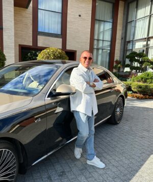 Pavel Kuryanov Instagram - Встречаю первые 40 на изи🤪
Наполнен счастьем, энергией 
и позитивом😍
Хороший повод проанализировать всё, что было и побаловать себя подарком! 
Всем от души за поздравления и пожелания! Дальше маршрут на 10 лет! 
Цели поставлены, команда мечты есть, дом построен, детишки сказка, любимая счастлива, родители здоровы, друзья золото🙏 
Всё остальное своим трудом будет достигнуто🦾
Ну и сына, чтоб Бог послал 😃🦾🖤