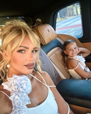 Pavel Kuryanov Instagram - Первый раз мы в таком составе на премии 🥰 

Адриана очень ждала и готовилась к этому событию, а на последнем видео просто наша реальность 🤣 дорожки это конечно хорошо, но вот клубничку скушать тоже важно 🙈😅