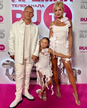 Pavel Kuryanov Instagram - Первый раз мы в таком составе на премии 🥰 

Адриана очень ждала и готовилась к этому событию, а на последнем видео просто наша реальность 🤣 дорожки это конечно хорошо, но вот клубничку скушать тоже важно 🙈😅