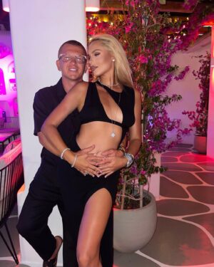 Pavel Kuryanov Instagram - Завершилась наша невероятная поездка на Миконос! Остров, где смешались стилёк Тулума и древней Греции, музыка и атмосфера Ибицы, невероятный дружелюбный сервис, вкуснейшие рестораны, уникальные вещи, которые можно купить только тут и особенный вайб самого Миконоса! 
Который год остров только становится лучше, ярче и интереснее! 
Вдохновение и обновлённые картинки снова расширили горизонт, а увиденный тут рост качества во всём просто обвязывает делать самому своё дело ещё лучше! 
Наша компашка очень классно сюда вписалась и в этом году 🙏🖤
@offi_hanna 
@walterlerusse 
@cindy_la_russe