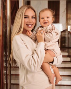 Pavel Kuryanov Instagram - Нам сегодня 1 годик ❤️

Год пролетел как неделя, вроде я только-только взяла на руки эту маленькую папину копию, и вот она уже строит мне глазки и уверенно требует своё))) 

Сказать что этот год был незабываемо волшебным - это ничего не сказать, эта маленькая малышка радует нас каждый день, она привнесла в нашу жизнь ещё больше улыбок и любви, хотя, казалось бы, куда ещё больше после Адрианы)) 

Но они удивительно похожи: и внешне, и манерами, и характером, поэтому теперь улыбок и смеха - х2 

Расти здоровой и невероятно счастливой, наша маленькая фондю, мы сделаем все возможное, чтобы твои невероятной красоты глаза светились от счастья!

Принимаем поздравления и конечно же интересно ваше мнение, на кого похожа Камилла?)