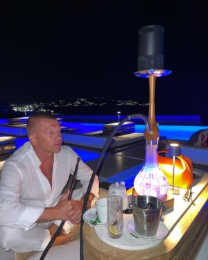 Pavel Kuryanov Instagram - Завершилась наша невероятная поездка на Миконос! Остров, где смешались стилёк Тулума и древней Греции, музыка и атмосфера Ибицы, невероятный дружелюбный сервис, вкуснейшие рестораны, уникальные вещи, которые можно купить только тут и особенный вайб самого Миконоса! 
Который год остров только становится лучше, ярче и интереснее! 
Вдохновение и обновлённые картинки снова расширили горизонт, а увиденный тут рост качества во всём просто обвязывает делать самому своё дело ещё лучше! 
Наша компашка очень классно сюда вписалась и в этом году 🙏🖤
@offi_hanna 
@walterlerusse 
@cindy_la_russe