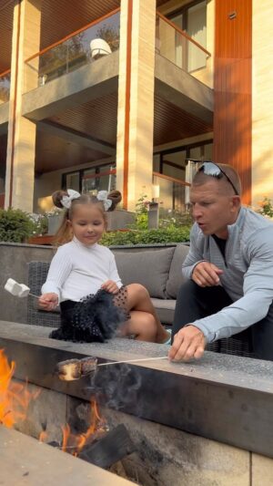 Pavel Kuryanov Instagram - У меня была мечта, 
а сейчас она уже вопросы задаёт☝️🖤 
С каждым месяцем любовь всё глубже и сильнее 🙏