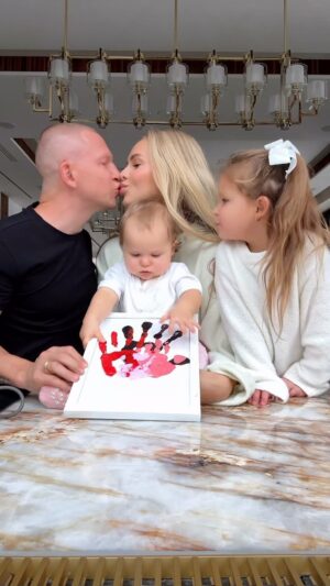 Pavel Kuryanov Instagram - Семья - и так всегда для нас была на первом месте, но в такие времена, ты начинаешь настолько ценить каждую минуту, секунду рядом с родными…что заботы и  сложности становятся пылью❤️🙏🏼