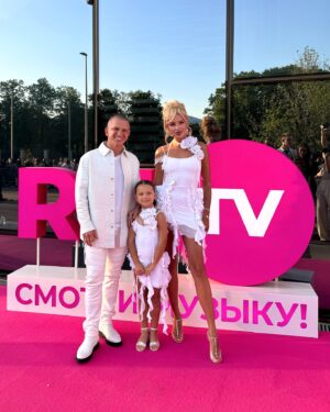 Pavel Kuryanov Instagram - Первый раз мы в таком составе на премии 🥰 

Адриана очень ждала и готовилась к этому событию, а на последнем видео просто наша реальность 🤣 дорожки это конечно хорошо, но вот клубничку скушать тоже важно 🙈😅