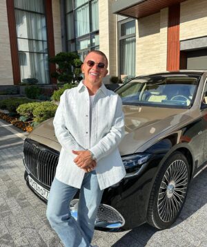 Pavel Kuryanov Instagram - Встречаю первые 40 на изи🤪
Наполнен счастьем, энергией 
и позитивом😍
Хороший повод проанализировать всё, что было и побаловать себя подарком! 
Всем от души за поздравления и пожелания! Дальше маршрут на 10 лет! 
Цели поставлены, команда мечты есть, дом построен, детишки сказка, любимая счастлива, родители здоровы, друзья золото🙏 
Всё остальное своим трудом будет достигнуто🦾
Ну и сына, чтоб Бог послал 😃🦾🖤