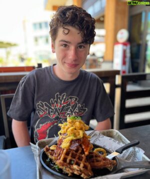 Paxton Booth Instagram - Mac & cheese waffles with hot honey chicken. Yes please 👍🏻