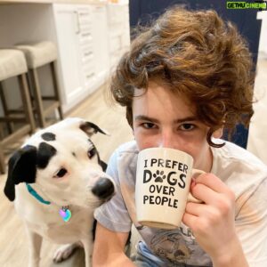 Paxton Booth Instagram - Because dogs don’t judge your bed head👍🏻 ☕️
#mondaymorningmugshot
#mondaymorningmugmotivation
#bedheadonpoint