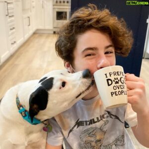 Paxton Booth Instagram - Because dogs don’t judge your bed head👍🏻 ☕️
#mondaymorningmugshot
#mondaymorningmugmotivation
#bedheadonpoint