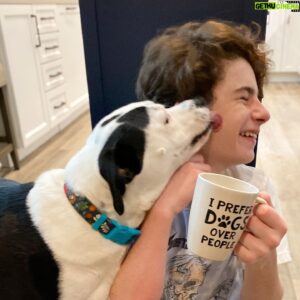 Paxton Booth Instagram - Because dogs don’t judge your bed head👍🏻 ☕️
#mondaymorningmugshot
#mondaymorningmugmotivation
#bedheadonpoint