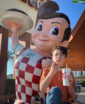 Paxton Booth Instagram - Does anyone else think Bob’s Big Boy looks like an Animal Crossing character? @bobsbigboyburbank