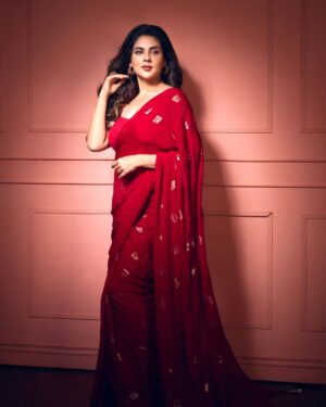 Payel Sarkar Instagram - A touch of red, a whisper of charm ❣️