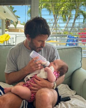 Pedro Andrade Instagram - Baby on Board. 

🏝️🍺

Bebê a Bordo.