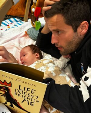 Pedro Andrade Instagram - Teach them young. / Lendo desde cedo. 

📙 Book: Life Doesn’t Frighten Me by Maya Angelou   Illustrations by Basquiat. 
An incredible gift from uncle @gustavonasr 

OBS: Aceito sugestões de livros infantis em português! 🙏