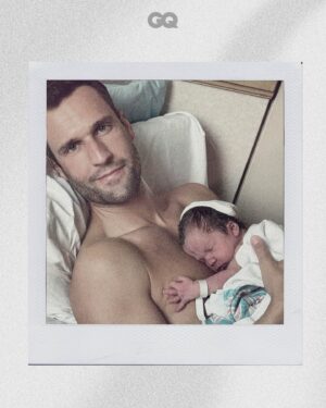 Pedro Andrade Instagram - A filha do jornalista Pedro Andrade (@pedroandradetv) nasceu em janeiro fruto de um processo de barriga solidária. Desde que Pedro e o marido, o empresário americano @benjaminthigpen, tomaram a decisão, foram nove meses só para definir quem doaria o material genético e a compra do óvulo - ele nunca pode vir de quem será a gestante. No #linknabio, reunimos histórias a respeito da prática, que chama atenção ao passo que gera dúvidas. 

#GQJunhoJulho