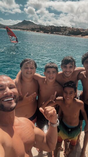 Pedro Barroso Instagram - Liberdade de voar... Ousadia para sonhar…
E capacidade de viver com o que é simples…
Porto Santo onde me conecto com a minha história e com os meus valores!!! Ale aos Ninos de la Calle! Ale aos meus Meninos do Pontão!!

#soltropico #visitmadeira #madeiratãotua