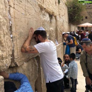 Pedro Beloniel Instagram - Israel é uma mistura rica de culturas, sabores e histórias. Um país diverso, vibrante, única democracia no Oriente Médio, onde diversas religiões coexistem com liberdade. Um país muito diferente do que as manchetes de jornal muitas vezes fazem parecer. 

Andar por Jerusalém é visitar o berço da civilização. É conhecer em cada canto da cidade lugares marcantes das principais religiões do mundo e ver de perto as diferentes manifestações de fé. Sempre que ando por aquelas ruas celebro o cuidado com a preservação da história de todas as religiões. 

Se tem algo que assombra o radicalismo e o terror é a coexistência. Posso lhes garantir: não existe receita melhor que a junção de temperos e influências diversas. Assim é Israel, minha segunda casa. Sempre que vou me emociono e sempre que vou embora sinto saudades. Eu já tô contando os dias pra voltar!