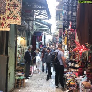 Pedro Beloniel Instagram - Israel é uma mistura rica de culturas, sabores e histórias. Um país diverso, vibrante, única democracia no Oriente Médio, onde diversas religiões coexistem com liberdade. Um país muito diferente do que as manchetes de jornal muitas vezes fazem parecer. 

Andar por Jerusalém é visitar o berço da civilização. É conhecer em cada canto da cidade lugares marcantes das principais religiões do mundo e ver de perto as diferentes manifestações de fé. Sempre que ando por aquelas ruas celebro o cuidado com a preservação da história de todas as religiões. 

Se tem algo que assombra o radicalismo e o terror é a coexistência. Posso lhes garantir: não existe receita melhor que a junção de temperos e influências diversas. Assim é Israel, minha segunda casa. Sempre que vou me emociono e sempre que vou embora sinto saudades. Eu já tô contando os dias pra voltar!