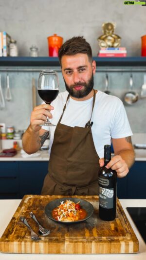 Pedro Beloniel Instagram - O Santa Ema Blocks Gran Reserva, é um merlot produzido no Vale do Maipo, uma região chilena conhecida pelos excelentes vinhos. Um vinho jovem e frutado, muito bem equilibrado, que harmoniza muito bem com massas, carnes e aves. 

Hoje preparei uma massa incrível e deliciosa pra você pedir seu vinho e preparar em casa.

Vamos aprender? 

Ingredientes:

100g de bacon
2 cebolas brancas
1 dente de alho
2 latas de tomate pelatti
1 abobrinha 
1 berinjela
1 pimentão amarelo
1 pimentão verde
500g de macarrão tipo spaguetti 
100ml de vinho
1 punhado tomilho
200ml de água

Modo de preparo:

Pique o bacon em cubinhos. Corte a cebola em julienne. Coloque a cebola em uma panela com azeite e antes de começar a soltar água, jogue o bacon. Pique a abobrinha em julienne. Pique o alho e leve para a panela. Estamos trabalhando com fogo alto, para deixar refogar e fazer um fundinho de panela que vai ajudar na nossa deglassagem. 

Pique a berinjela em brunoise. Corte o topo do pimentão e com a mão retire o miolo, corte em fatias e depois em brunoise. Repita o processo com o pimentão verde.

Adicione o vinho na panela, mexa bem para fazer a deglassagem e deixe o fogo no máximo. Adicione os dois pimentões na panela e deixe refogar, por cerca de 3 minutos. Em seguida, adicione o tomate pelatti. 

Deixe aquecer uma frigideira com azeite. Adicione a abobrinha, a berinjela, flor de sal e metade do tomilho picado, mexa e deixe refogar. Adicione o resto do tomilho no molho de tomate. Depois de alguns minutos, adicione a abobrinha e a berinjela à panela e misture para incorporar todos os sabores. 

Adicione a água para que o molho fique mais cremoso. Vamos deixar ele cozinhar por cerca de 15 minutos em fogo médio. 

Enquanto isso, vamos cozinhar o macarrão. Ferva a água, adicione o macarrão e deixe cozinhar pelo tempo indicado na embalagem. Pouco antes de completar o tempo de cozimento, retire o macarrão da água e leve para a frigideira, misturando com um pouco do molho. 

Agora é só servir e aproveitar esse prato delicioso com o @santaemawines do @asagourmet. 

Depois me conta o que achou!

#PedroBenoliel #AsaGourmet #SantaEma #Vinho #Harmonizacao #Merlot *publicidade