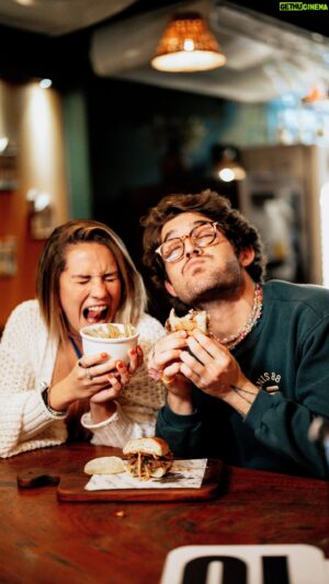 Pedro Beloniel Instagram - Pra deixar todo mundo passando vontade e contando os segundos pro Doce chegar, convidamos @luisaperisse e @orafacoimbra para experimentar os pratos que o @Joaquinabar vai trazer pra nossa festa da música brasileira. 😮‍💨🤤

No menu do Joaquina você vai encontrar: bolinho do chef, arroz do chef (vegano), sanduíche de costela e bolo de brigadeiro, afinal, não poderia faltar o Doce, né? Obrigada @pedro pela curadoria gastronômica de milhões 🤌

Chegue cedo pra almoçar com a gente e aproveitar muitoooo a nossa festa, os portões abrem 14h. 🍭🍬🍮🤟