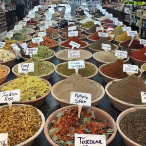 Pedro Beloniel Instagram - Israel é uma mistura rica de culturas, sabores e histórias. Um país diverso, vibrante, única democracia no Oriente Médio, onde diversas religiões coexistem com liberdade. Um país muito diferente do que as manchetes de jornal muitas vezes fazem parecer. 

Andar por Jerusalém é visitar o berço da civilização. É conhecer em cada canto da cidade lugares marcantes das principais religiões do mundo e ver de perto as diferentes manifestações de fé. Sempre que ando por aquelas ruas celebro o cuidado com a preservação da história de todas as religiões. 

Se tem algo que assombra o radicalismo e o terror é a coexistência. Posso lhes garantir: não existe receita melhor que a junção de temperos e influências diversas. Assim é Israel, minha segunda casa. Sempre que vou me emociono e sempre que vou embora sinto saudades. Eu já tô contando os dias pra voltar!