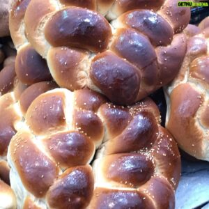 Pedro Beloniel Instagram - Israel é uma mistura rica de culturas, sabores e histórias. Um país diverso, vibrante, única democracia no Oriente Médio, onde diversas religiões coexistem com liberdade. Um país muito diferente do que as manchetes de jornal muitas vezes fazem parecer. 

Andar por Jerusalém é visitar o berço da civilização. É conhecer em cada canto da cidade lugares marcantes das principais religiões do mundo e ver de perto as diferentes manifestações de fé. Sempre que ando por aquelas ruas celebro o cuidado com a preservação da história de todas as religiões. 

Se tem algo que assombra o radicalismo e o terror é a coexistência. Posso lhes garantir: não existe receita melhor que a junção de temperos e influências diversas. Assim é Israel, minha segunda casa. Sempre que vou me emociono e sempre que vou embora sinto saudades. Eu já tô contando os dias pra voltar!