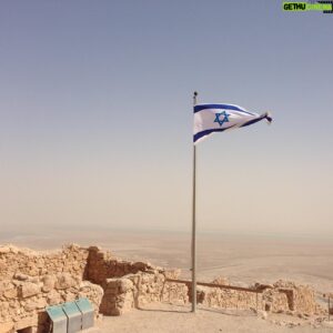 Pedro Beloniel Instagram - Israel é uma mistura rica de culturas, sabores e histórias. Um país diverso, vibrante, única democracia no Oriente Médio, onde diversas religiões coexistem com liberdade. Um país muito diferente do que as manchetes de jornal muitas vezes fazem parecer. 

Andar por Jerusalém é visitar o berço da civilização. É conhecer em cada canto da cidade lugares marcantes das principais religiões do mundo e ver de perto as diferentes manifestações de fé. Sempre que ando por aquelas ruas celebro o cuidado com a preservação da história de todas as religiões. 

Se tem algo que assombra o radicalismo e o terror é a coexistência. Posso lhes garantir: não existe receita melhor que a junção de temperos e influências diversas. Assim é Israel, minha segunda casa. Sempre que vou me emociono e sempre que vou embora sinto saudades. Eu já tô contando os dias pra voltar!