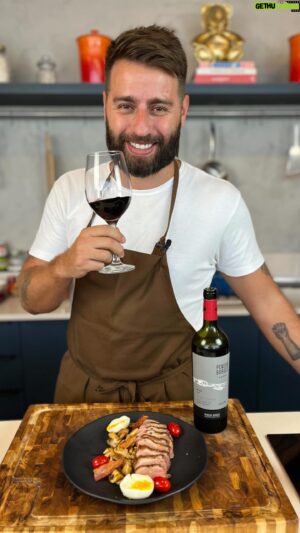 Pedro Beloniel Instagram - O @penedoborges da @asagourmet que vamos apresentar hoje é um malbec argentino, da região de Mendoza. Uma região super tradicional. 

Um vinho potente, suave perfeito para harmonizar com carnes com um sabor mais presente. 

Vamos de ragú de cogumelos com pato e ovo perfeito. 

Ingredientes: 

110g cogumelos Paris
80g Cogumelo Shimeji
1/2 cebola
1 dente de alho
4 fatias de bacon
2 peitos de pato (Magret)
2 ovos
6 tomates cereja
1 punhado de tomilho
40ml de vinho branco
Azeite
Sal 
Pimenta preta moída
Pimenta caiena

Modo de Preparo:

Vamos começar colocando o bacon em um frigideira já aquecida para dourar. Enquanto isso, vamos picar os cogumelos paris em 4 partes e reservar. Vamos tirar a base do shimeji para que ele fique mais soltinho. Descasque a cebola e pique em brunoise e reserve. Vamos picar o alho em lâminas. 

Em uma frigideira, coloque um bom fio de azeite e adicione a cebola. Deixe refogar por alguns minutos. Enquanto isso, desfolhe e pique o tomilho e jogue na frigideira junto com a cebola. Jogue o alho e logo em seguida o cogumelo paris. Mexa. Adicione o shimeji e continue mexendo. Quando os cogumelos estiverem começando a aquecer, adicione 40ml de vinho branco.

Com a ajuda de um papel toalha retire o excesso de sangue do pato. Vamos levar o pato para a mesma frigideira em que fritamos o bacon, mas antes vamos temperar com uma pitada de flor de sal e fazer cortes . Aqui vamos apenas selar o pato, deixando grelhar de 2 a 3 minutos de cada lado. Ao mesmo tempo em que grelhamos o prato, vamos colocar os ovos para cozinhar na água por 6 minutos.

Acerte o sal no refogado de cogumelos e adicione uma pitada de pimenta caiena, mexa um pouco, desligue o fogo e reserve. Retire o pato da frigideira e leve para uma assadeira. Vamos finalizar o pato no forno, deixando por 5 minutos a 210ºC. 

Descasque os ovos com cuidado. Retire o pato do forno e agora é só empratar. 

E aí, ficou com água na boca?! 

Experimenta essa receita com esse vinho e depois me conta o que achou. 

Até a próxima!

#ChefPedroBenoliel #AsaGourmet #PenedoBorges #Vinho #pato #cogumelos #malbec #mendoza