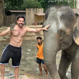 Pedro Carvalho Instagram - #tbt da semana passada quando visitei o Santuário dos Elefantes em 📍Koh Samui - Tailândia 🐘

Os elefantes deste santuário são resgatados de trabalho forçado como circo, montaria e agricultura, fazendo com que estes animais não consigam retornar ao ambiente selvagem. O dinheiro arrecadado com as visitas e doações é revertido para o bem-estar deles. Resgatando-os, alimentando-os, prestando cuidados veterinários e dando-lhes abrigo e infraestrutura para que possam viver confortavelmente.