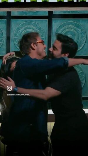 Pedro Carvalho Instagram - Hj é o dia do Abraço, sabiam? Na verdade, para quem me conhece bem, sabe que para mim são todos os dias 😜 

Que legal que foi este programa querido @fabioporchat .Podem rever no @globoplay 🤍

#quehistóriaéessaporchat #tvglobo #fabioporchat