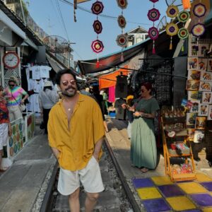 Pedro Carvalho Instagram - Hoje vim conhecer um mercado muito peculiar: o Amphoe Samut Songkhram - Mae Klong, que fica LITERALMENTE na ferrovia, colado mesmo! Há uma hora certa para o comboio passar e depois disso o mercado acontece, por toda a via. É um dos pontos que atrai mais turistas em Bangkok