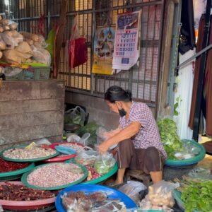 Pedro Carvalho Instagram - Hoje vim conhecer um mercado muito peculiar: o Amphoe Samut Songkhram - Mae Klong, que fica LITERALMENTE na ferrovia, colado mesmo! Há uma hora certa para o comboio passar e depois disso o mercado acontece, por toda a via. É um dos pontos que atrai mais turistas em Bangkok