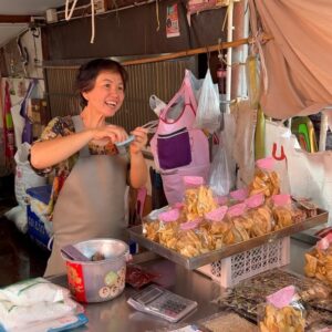 Pedro Carvalho Instagram - Hoje vim conhecer um mercado muito peculiar: o Amphoe Samut Songkhram - Mae Klong, que fica LITERALMENTE na ferrovia, colado mesmo! Há uma hora certa para o comboio passar e depois disso o mercado acontece, por toda a via. É um dos pontos que atrai mais turistas em Bangkok