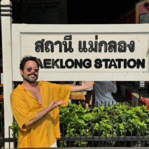 Pedro Carvalho Instagram - Hoje vim conhecer um mercado muito peculiar: o Amphoe Samut Songkhram - Mae Klong, que fica LITERALMENTE na ferrovia, colado mesmo! Há uma hora certa para o comboio passar e depois disso o mercado acontece, por toda a via. É um dos pontos que atrai mais turistas em Bangkok