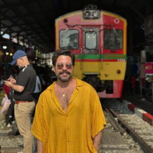 Pedro Carvalho Instagram - Hoje vim conhecer um mercado muito peculiar: o Amphoe Samut Songkhram - Mae Klong, que fica LITERALMENTE na ferrovia, colado mesmo! Há uma hora certa para o comboio passar e depois disso o mercado acontece, por toda a via. É um dos pontos que atrai mais turistas em Bangkok