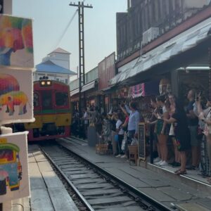 Pedro Carvalho Instagram - Hoje vim conhecer um mercado muito peculiar: o Amphoe Samut Songkhram - Mae Klong, que fica LITERALMENTE na ferrovia, colado mesmo! Há uma hora certa para o comboio passar e depois disso o mercado acontece, por toda a via. É um dos pontos que atrai mais turistas em Bangkok