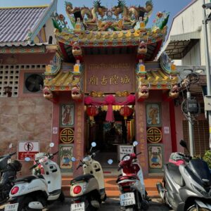 Pedro Carvalho Instagram - Hoje vim conhecer um mercado muito peculiar: o Amphoe Samut Songkhram - Mae Klong, que fica LITERALMENTE na ferrovia, colado mesmo! Há uma hora certa para o comboio passar e depois disso o mercado acontece, por toda a via. É um dos pontos que atrai mais turistas em Bangkok