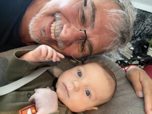 Pedro Damián Instagram - Ser padre es una tarea que hace que la vida tenga sentido, enseñar, guiar, pero sobre todo amar, esa es la principal acción que debemos practicar como padres, rindo mi alegría y gratitud a mis hijos Alexa, Andrea, Roberta, Damián y a sus hijos y a los hijos de sus hijos