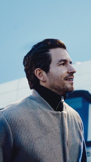 Pedro Elias Instagram - Rik met een partybus vol supporters! 🥳🚌Bekijk nu de nieuwe aflevering van #DeSpor via de app van GoPlay.