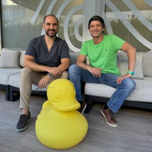 Pedro Granger Instagram - E se já havia milhentas boas razões para eu gostar de ir à @personalderma ter com o @dr.luis_uva eis que chegou mais uma :

O Yellow Duck mais fixe de Lisboa. 

Quero dizer … isso por enquanto até conseguir catrapiscar o raio do pato para minha casa . 
Até lá, vou saindo da @personalderma com a pele bem tratada e um grande sorriso na cara, o que, aqui entre nós, é mais que ótimo. 

#PedroGranger #LuisUva #PersonalDerma #Parceria #YellowDuck