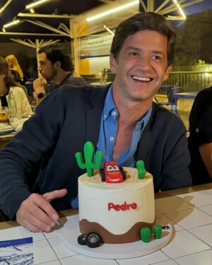 Pedro Granger Instagram - Muito obrigado a todos pelas vossas mensagens de parabéns . 
Que bom que é festejar mais um ano à volta do sol com a vossa amizade desse lado.

Como se costuma dizer, o que importa não é o destino mas a viagem, e que bom que é contar com vocês como companheiros desta minha viagem pela vida que ontem fez 45 anos.

45 com a alegria de um puto de 5 anos, para o que muito contribuiu o presentão que este bolo da @pontocaramelo  foi. 
Obrigado querida Tânia.
Dar voz ao Faísca McQueen é das coisas que mais gosto de fazer na minha profissão, e parece-me ser mais que justo festejar esta viagem da minha vida com o carro que me é mais especial no mundo . 

Caso para dizer : vamos lá ligar a ignição , pôr a primeira, e seguir para mais um ano de viagem .
E conto com todos para este caminho! 
Katchauuuu! 

#PedroGranger #HappyBirthday #Viagem #Cars #FaíscaMcqueen #LightningMcqueen #Pixar #Disney #PontoCaramelo #Bolos