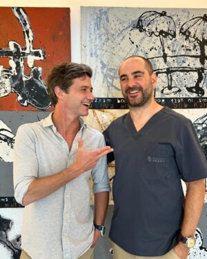 Pedro Granger Instagram - E a poucos dias de fazer mais um ano de vida, eis que a minha vida tropeça na do Luís e na simpatia e profissionalismo da sua equipa da @personalderma , 
Que este tenha sido o primeiro de muitos bons encontros , que andarmos de boa cara é o que se quer . 
Até já Personalderma team ✌🏻. 

#Pedrogranger #LuisUva #personalderma #Parceria