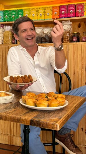 Pedro Granger Instagram - No CHEF temos muito orgulho em ter nascido no país do croquete . 

Isto das empadas e croquetes é connosco .
Almoços, jantares , festas , e companhia limitada, não há altura que seja errada para um bom croquete e uma boa empada. 

Ps- o vídeo é caseiro claro! É como a nossa comida 😉

#Pedrogranger #Chef #OChefComidaPronta #Parceria #croquetes #empadas