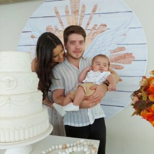Pedro Malta Instagram - É festa na terra e é festa no céu! 🌌⛪

Dante foi batizado! 

É uma felicidade imensa poder compartilhar esse momento com aqueles que amo, como minha parceira de vida e mãe desse pequeno utilizador de suspensórios, @fernandalmalta ❤️, nossos padrinhos @danyymalta e Mauro - obrigado por tudo e por nos ajudarem a traçar o caminho de bênçãos que Dante terá a oportunidade de seguir - e é claro, toda a nossa família reunida! 

Quero agradecer, com todo meu carinho e respeito por sua excelência no atendimento, a @alegricefestas , que disponibilizou e separou cada item de decoração com o maior cuidado, e que tanto contribuiu para tornar esse dia mais que especial em nossas vidas, vocês são incríveis e seguem sendo minha recomendação máxima para festas na região. 

É isso, um domingo mais que abençoado para todos vocês!