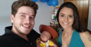 Pedro Malta Instagram - E acabou que o bonitão dormiu durante o primeiro "mesversário"... 

Mas a verdade é que a gente é que vem sonhando acordado ao longo dos últimos 30 dias. 

É uma oportunidade única - literalmente - ter a chance de comemorar ao mesmo tempo esse marco de existência de uma vidinha tão tenra, tão no início, enquanto comemoramos também o aniversário da minha esposa, @fernandalmalta . 

Um encontro de datas, de encaixes, em um abraço no qual hoje não falta mais uma peça no formato de um bebê.

Os ponteiros dos coraçõezinhos desses "painho" e "mainha" novatos se ajustaram e nos permitiram compartilhar essa felicidade. 

Parabéns, meu amor! Nosso maior presente já vem envolto no laço de nossa união, de nossa vontade de ver esse serumaninho crescer em vida e em espírito. 

Obs. 1 - muita gratidão a @alegricefestas pelo carinho e qualidade de seus bolos, vocês arrasam e são minha recomendação máxima para decoração em Recife - fica a dica! ❤️

Obs. 2 - Obrigado a nossas famílias pelo carinho, pelo cuidado, pela paciência nesse período tão especial (mas cansativo também kkk 😂), @lenilacerda_ @joaobmalta vocês moram no meu coração!)