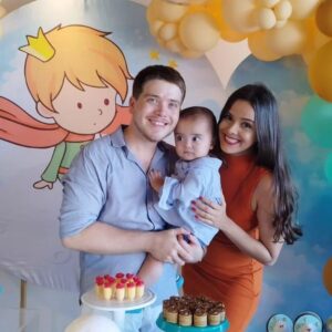 Pedro Malta Instagram - Agora sim... 🎉🎉

Correndo o risco de escrever textão de novo desta vez tentarei me segurar.

Embora seja extremamente difícil se segurar, ainda mais quando uma criaturinha que ainda tem a mãozinha praticamente do tamanho do seu mindinho te olha nos olhos, e te faz sentir cada célula do seu corpo preparada para parar um trem por ele, para fazê-lo rir; para dar tudo de si para não vê-lo chorar. 

Mas chorar faz parte tanto quanto crescer - meu mindinho vai ficando menor a cada dia, e sua pegada em minha mão, assim como sua pisada, cada vez mais forte...

E como eu espero que você cresça forte! 

O então bebê vai se transformando em criança, a medida que você vai assimilando a ideia de há um ano atrás você se transformou em pai. 

Minha maior e melhor transformação, a qual sou tão somente capaz de tornar realidade com minha parceira de vida, é claro @fernandalmalta é uma experiência e tanto ser o super-herói da vidinha de alguém junto contigo, zelando por seus passos - e seus tombos - todos o dias. 

Obrigado à minha esposa, a todos que nos ajudaram, nossas famílias, sem as quais nada disso teria se tornado realidade.

E parabéns filho, tá só começando a aventura!! 

Amo vocês com toda a vida, por toda a vida. ❤️

(Obs. mais uma vez obrigado @alegricefestas por encantar nossos convidados com suas decorações magnifícas!)