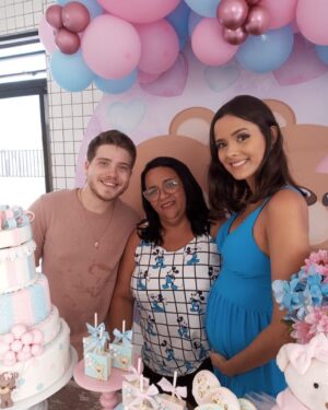 Pedro Malta Instagram - Que felicidade que é poder celebrar a revelação do nosso filho ao lado de pessoas tão queridas!

Maria, tenha toda a certeza que foi de uma alegria imensa recebê-la em nosso chá, te amamos! ❤️